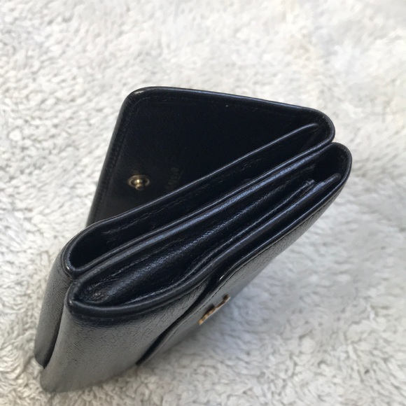 *SOLD* Authentic Chanel W-lock caviar wallet - Picture 3 of 8